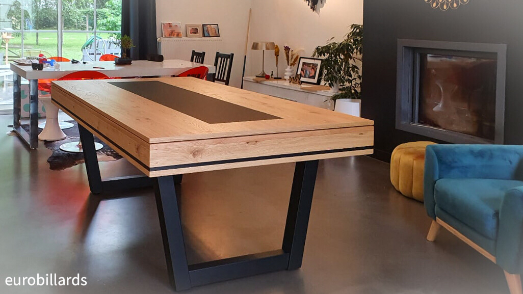 Harmony V d'Eurobillards avec ses pieds métallique noir, un liseré noir qui souligne la finition chêne brossé nat x2 comme le plateau ST avec sa décoration centrale noir en taille 210 parfaite pour compléter ce salon façon loft Harmony V d'Eurobillards avec ses pieds métallique noir, un liseré noir qui souligne la finition chêne brossé nat x2 comme le plateau ST avec sa décoration centrale noir en taille 210 parfaite pour compléter ce salon façon loft