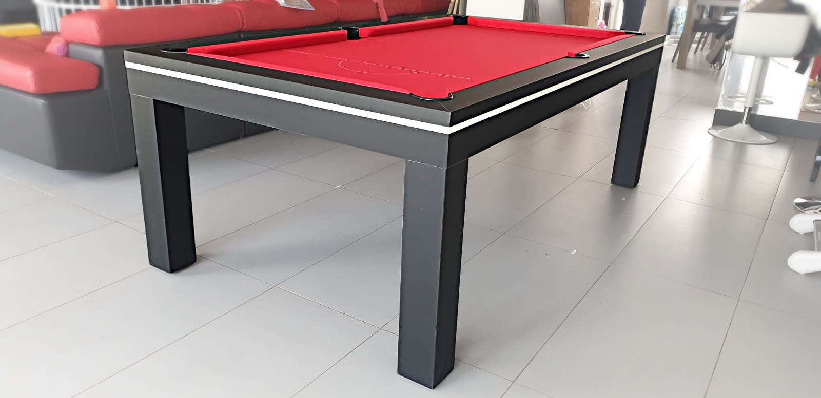 Billard NOVEA au design sobre et élégant noir et rouge avec un liseré blanc. Billard NOVEA au design sobre et élégant noir et rouge avec un liseré blanc.
