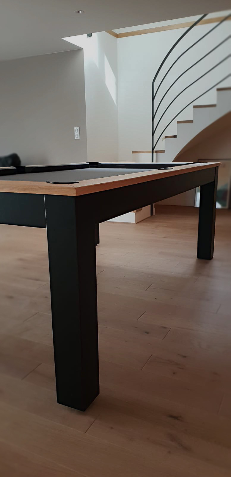 lignes croisées du billard Tendance de la marque de billard Eurobillards dont le design rectiligne contraste magnifiaquement avec l'escalier de forme arrondie en arrière plan lignes croisées du billard Tendance de la marque de billard Eurobillards dont le design rectiligne contraste magnifiaquement avec l'escalier de forme arrondie en arrière plan
