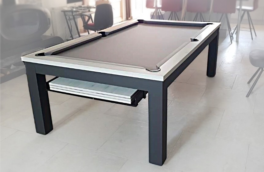 billard trendy bicolore piétement noir nano anti-traces tissu gris clair plateau ST chêne blanchi veiné sur carrelage en grès cérame buffet blanc entre cuisine et salon