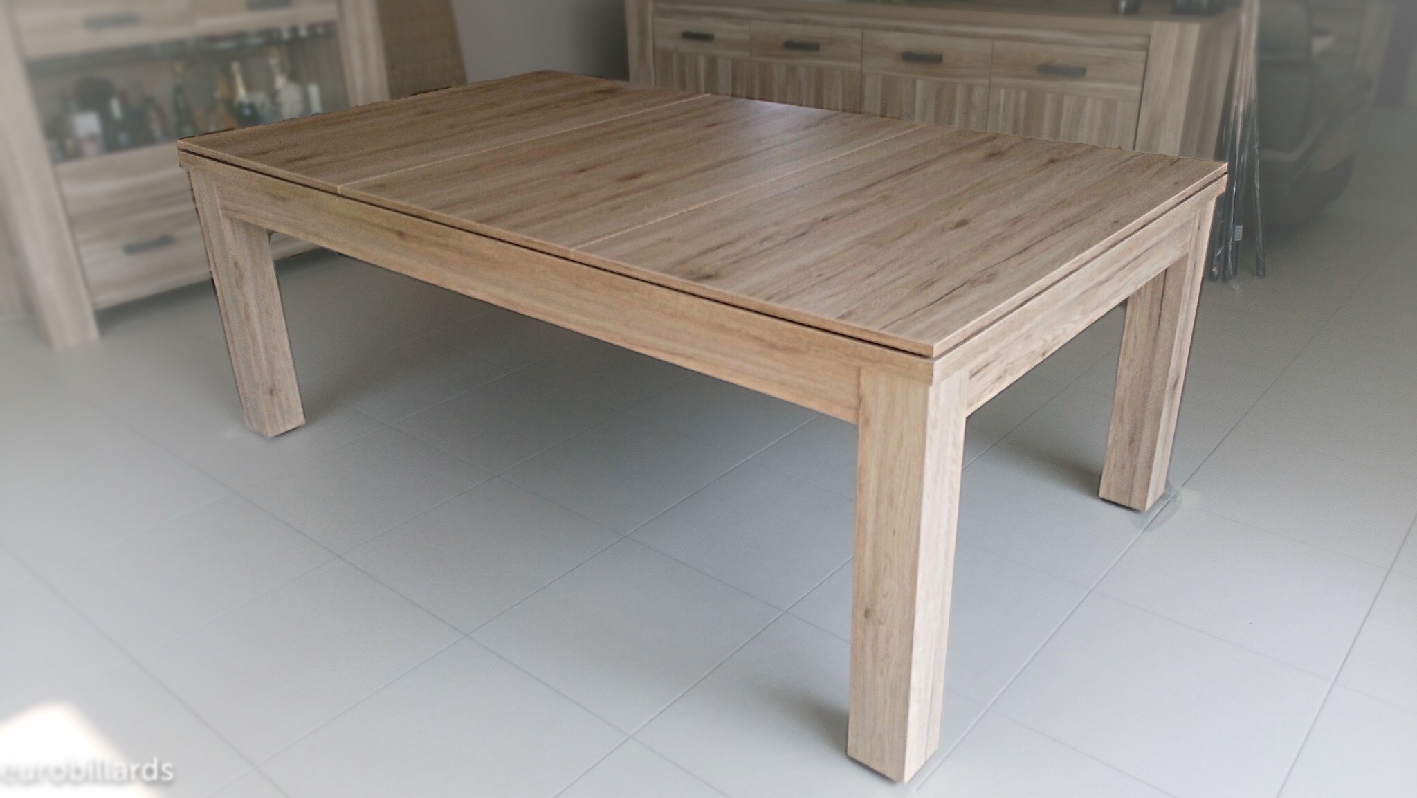 billard table trendy avec plateau ST en 3 parties finition chêne éclairci veiné devant le buffet et le bahut en chêne clair sur carrelage blanc du salon qui jouxte la salle à manger