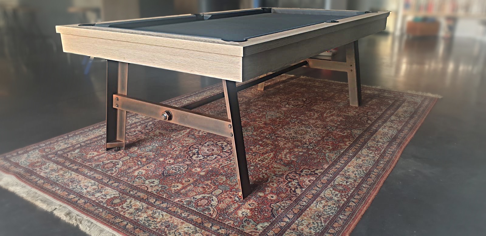 billard vintage chêne nature piétement acier vieilli rouillé tissu gris ardoise lumière tapis oriental sol béton ciré billard vintage chêne nature piétement acier vieilli rouillé tissu gris ardoise lumière tapis oriental sol béton ciré