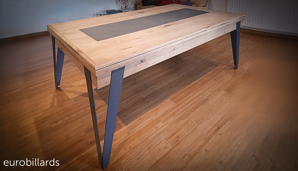 Table design industriel en bois finition chêne naturel 2x avec plateau à décor central stratifié gris ardoise en élévation sur 4 pieds en fer plat plié en forme de V Table design industriel en bois finition chêne naturel 2x avec plateau à décor central stratifié gris ardoise en élévation sur 4 pieds en fer plat plié en forme de V