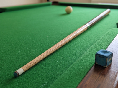 Choisir sa queue de billard : la bonne longueur selon votre jeu, votre pièce et 
